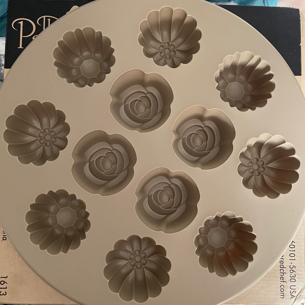 The Pampered Chef Silicone Floral Cupcake Pan bakeware Item #1613